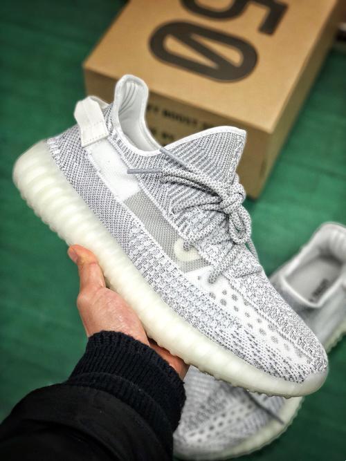 “噱头满天星，Yeezy350亚洲限定引发笑谈”