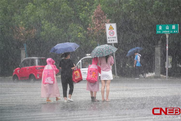 “雨滴时尚秀：师生困守记”