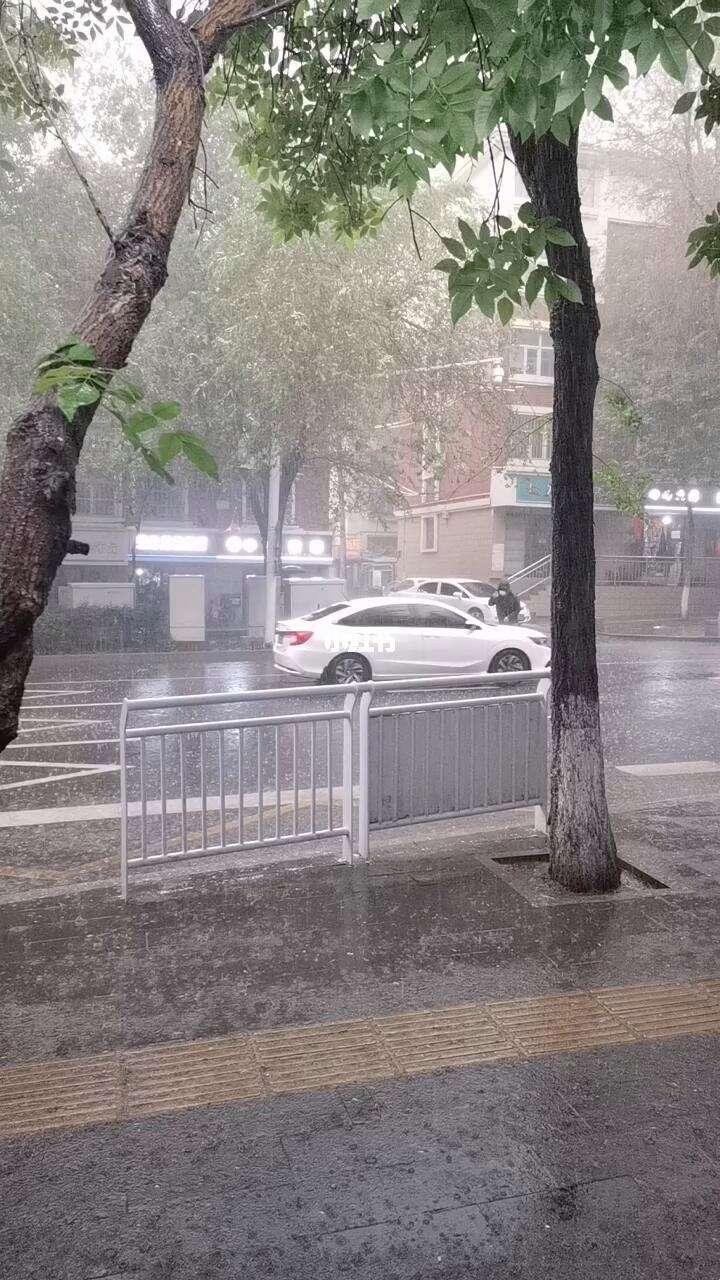 “边走边瞧，暴雨突袭，潮流‘湿身’大作战”