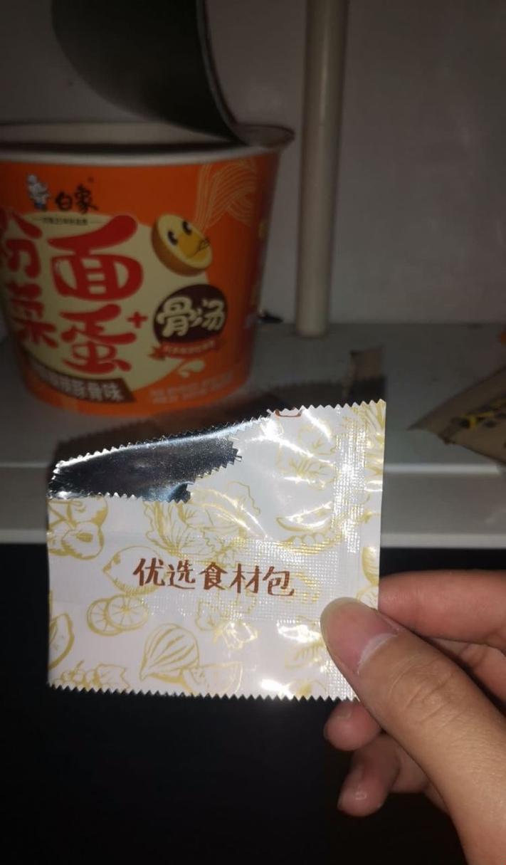 咸辣传奇：嘴啃方便面调料包，网友神吐槽