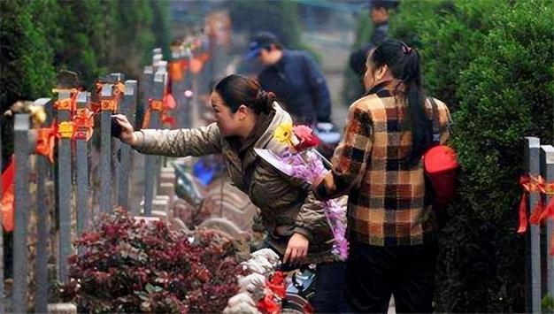 《时尚圈里的“另类”祭奠：出嫁女的坟头跳跃》