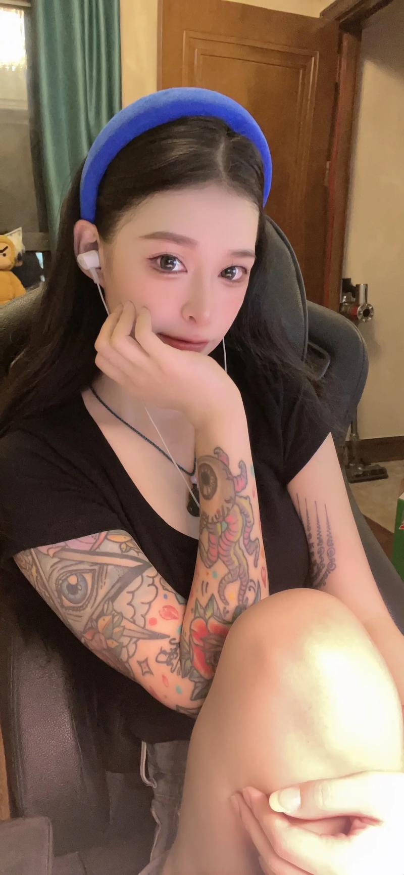 “CSGO女神”揭秘：粉黛狙击手们的异域风采